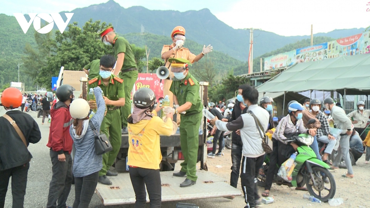 nguoi dan thua thien hue ho tro do an, nuoc uong, xang...cho ba con tren hanh trinh ve que hinh anh 3