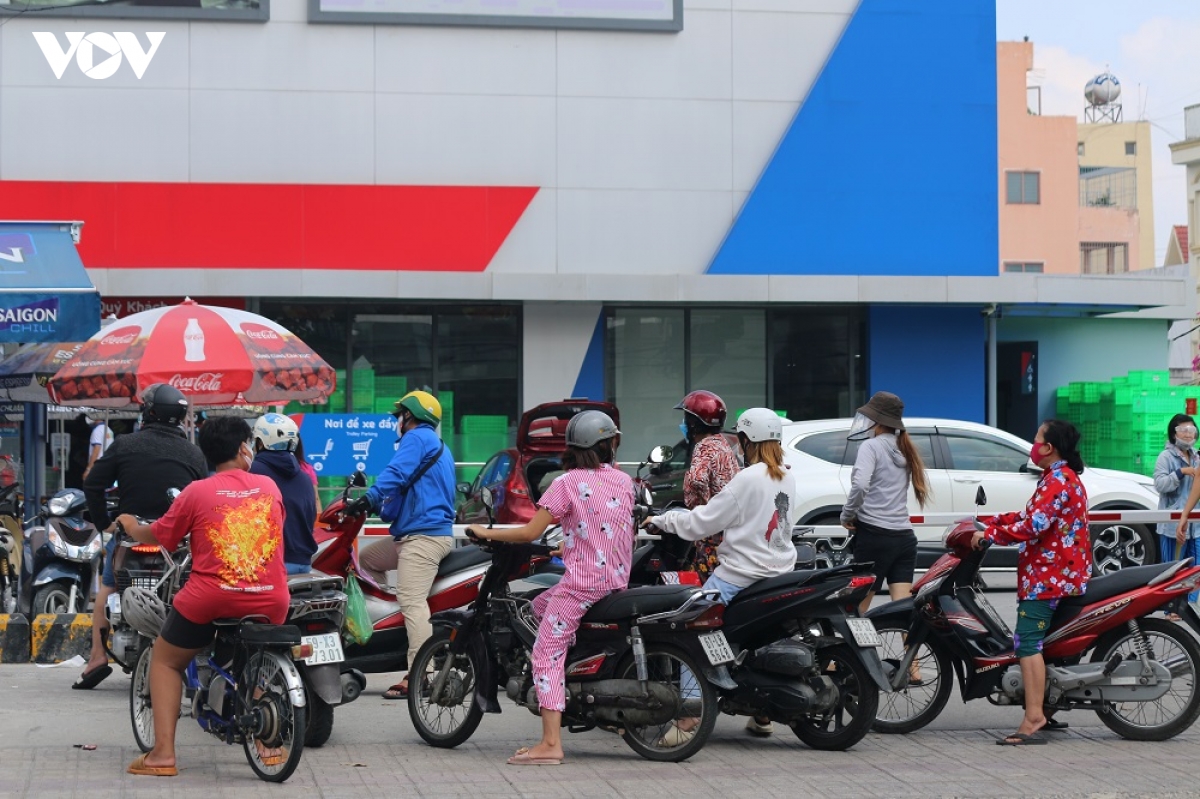 tp.hcm dan do xo mua hang du tru, duong pho dong duc nhu chua co dich hinh anh 6