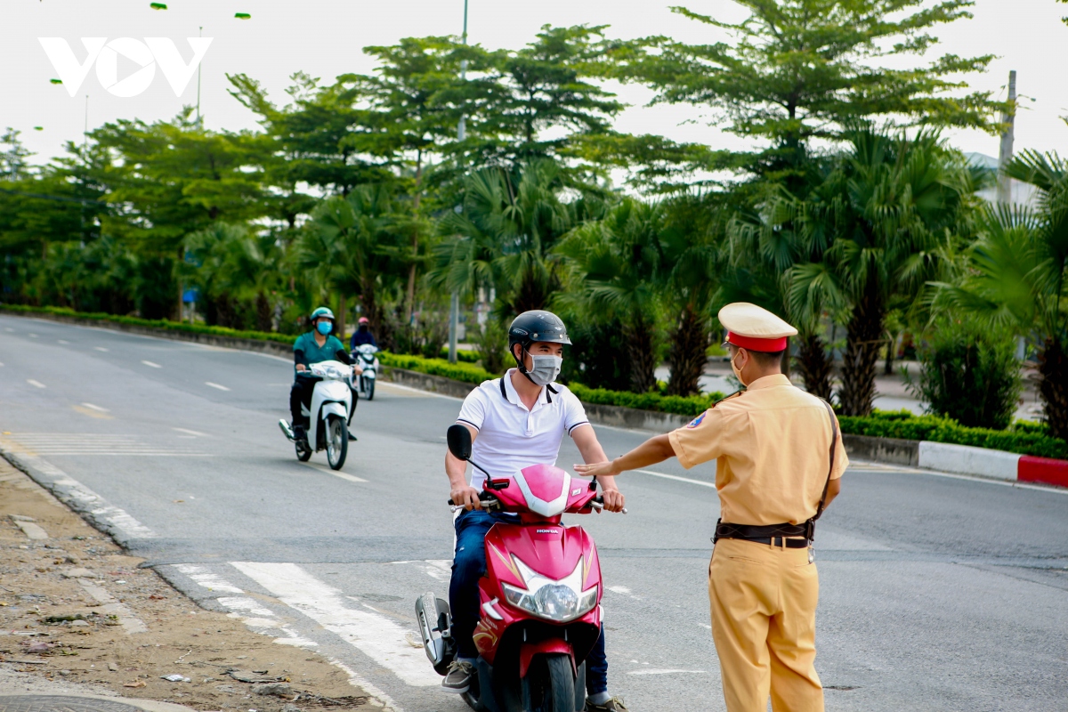 nhieu nguoi dan thu do phai quay ve khi xuat trinh giay di duong nhung khong hop le hinh anh 8