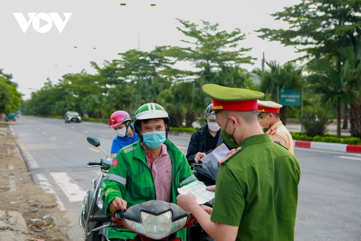 nhieu nguoi dan thu do phai quay ve khi xuat trinh giay di duong nhung khong hop le hinh anh 1