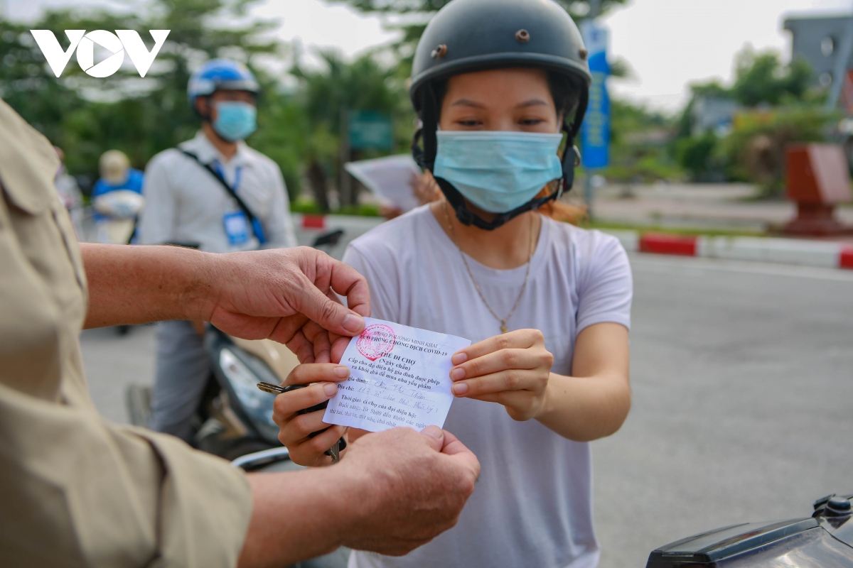 nhieu nguoi dan thu do phai quay ve khi xuat trinh giay di duong nhung khong hop le hinh anh 11