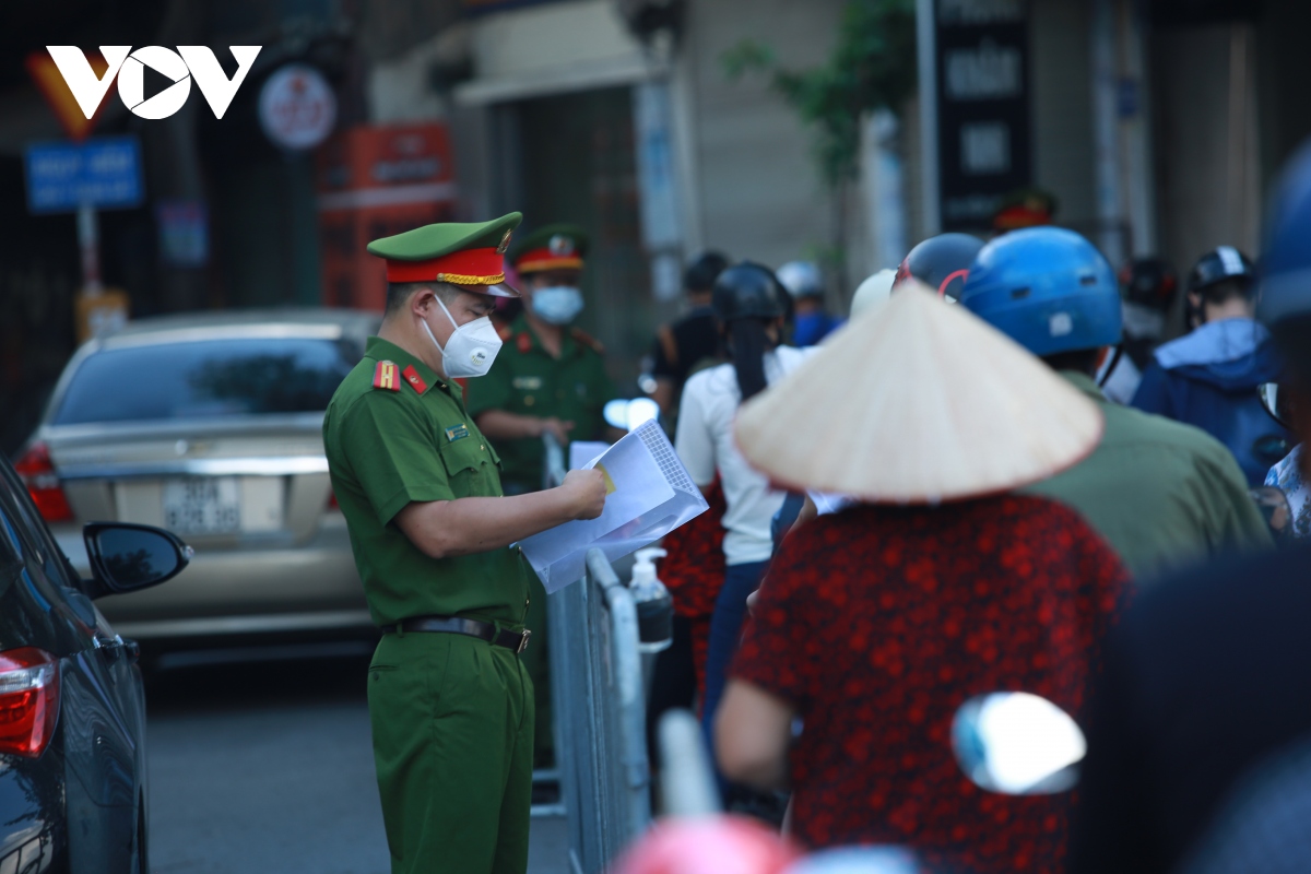 Un tac o chot kiem soat vi xa yeu cau nguoi ra duong phai co lich truc hinh anh 1