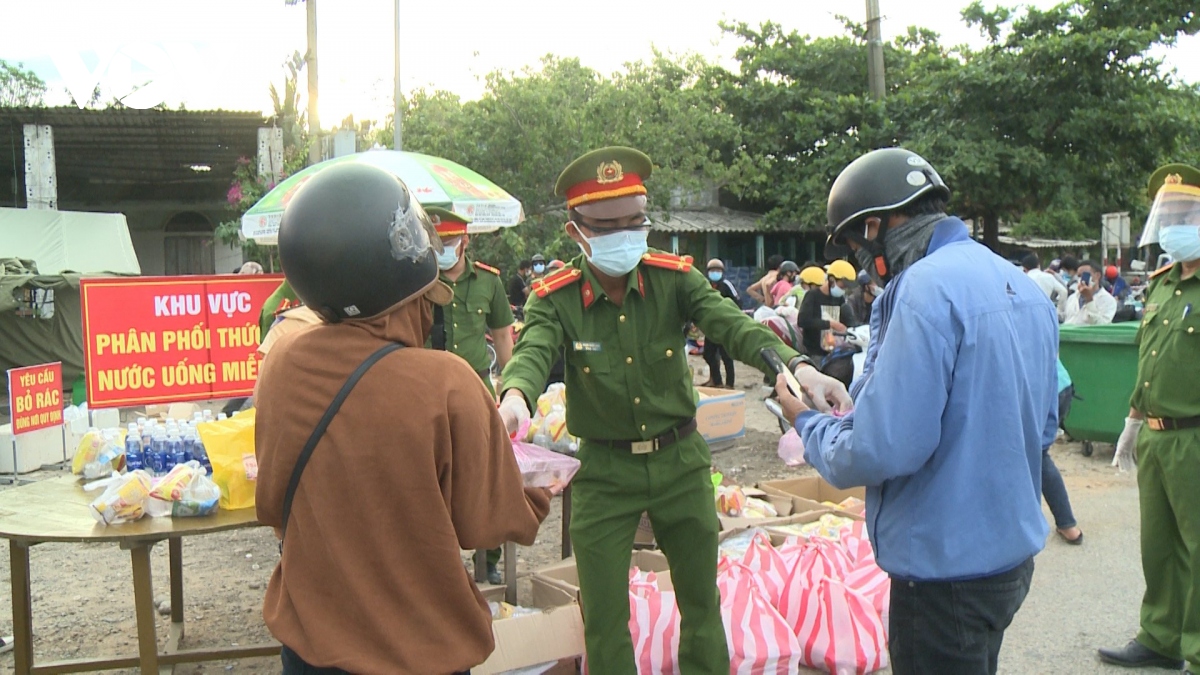 nguoi dan thua thien hue ho tro do an, nuoc uong, xang...cho ba con tren hanh trinh ve que hinh anh 6