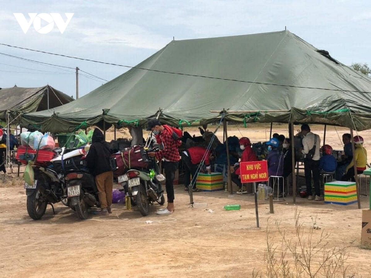 nguoi dan thua thien hue ho tro do an, nuoc uong, xang...cho ba con tren hanh trinh ve que hinh anh 7