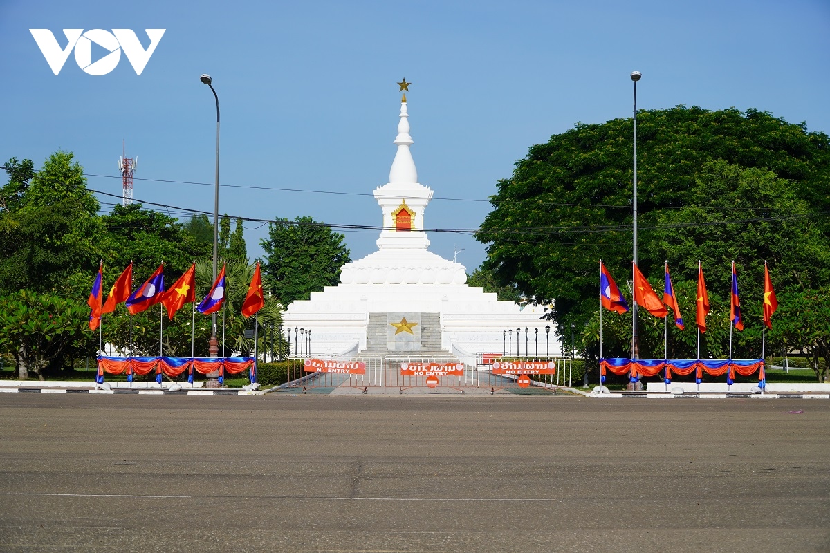 vientiane ruc ro co hoa truoc them chuyen tham lao cua chu tich nuoc nguyen xuan phuc hinh anh 7