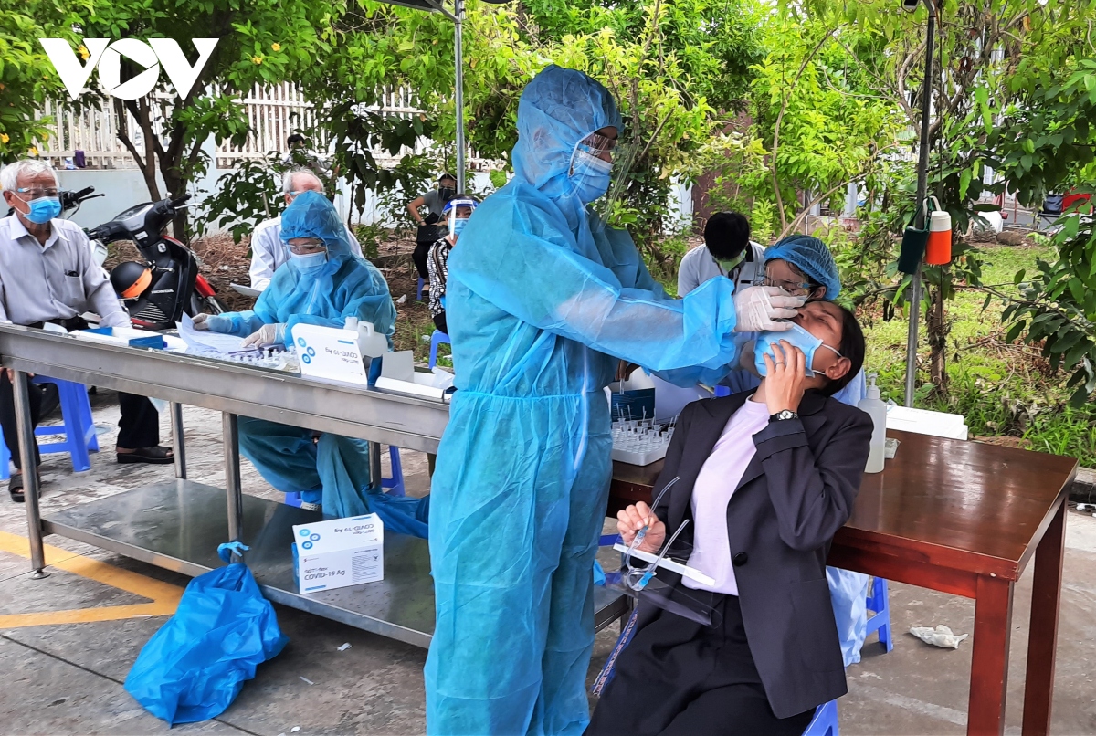 bac si tinh nguyen o an giang voi chien dich tiem chung hinh anh 1