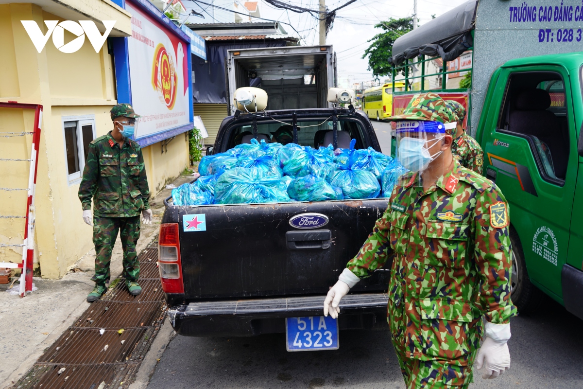 bo doi rong ruoi khap cac ngo hem dua luong thuc, thuc pham den voi nguoi dan hinh anh 2