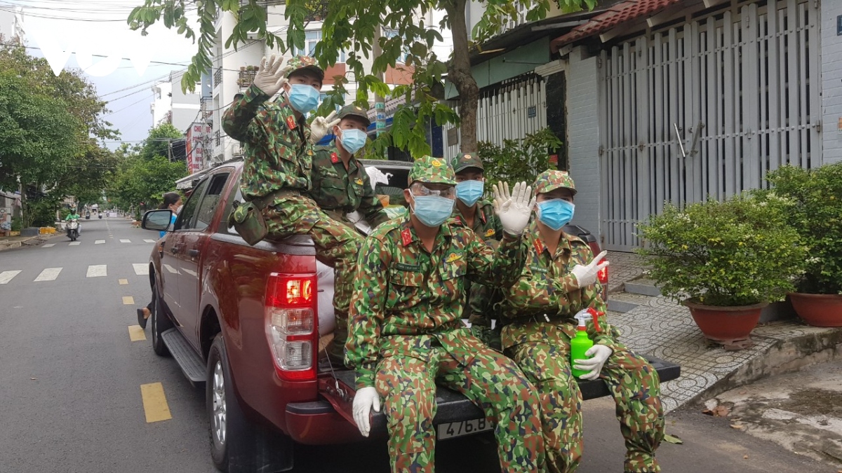 bo doi rong ruoi khap cac ngo hem dua luong thuc, thuc pham den voi nguoi dan hinh anh 5