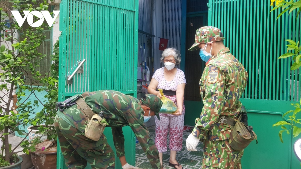 bo doi rong ruoi khap cac ngo hem dua luong thuc, thuc pham den voi nguoi dan hinh anh 6