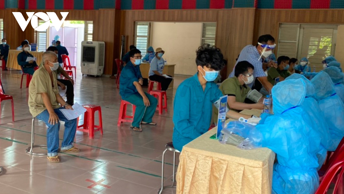 binh duong chan chinh viec thu phi khi di tiem vaccine phong covid-19 hinh anh 2