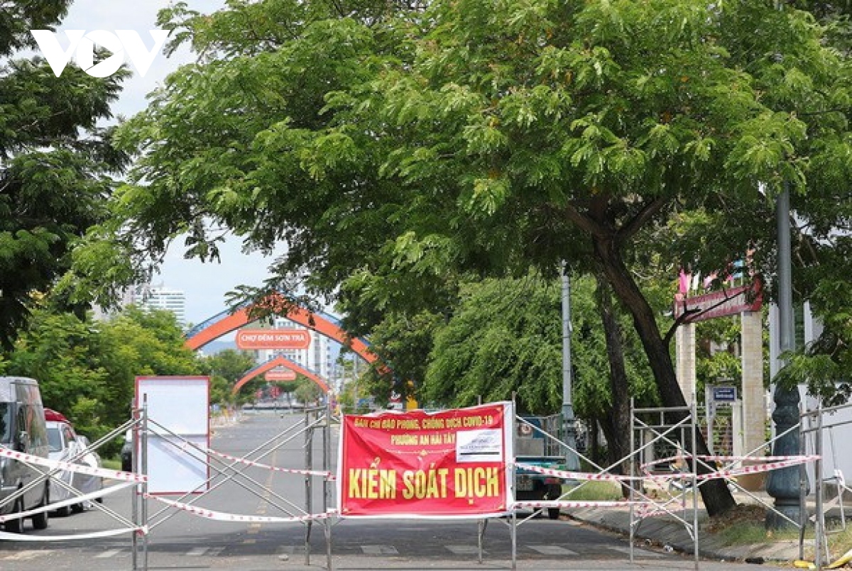 Da nang cap giay di duong moi nham han che nguoi dan ra duong hinh anh 2