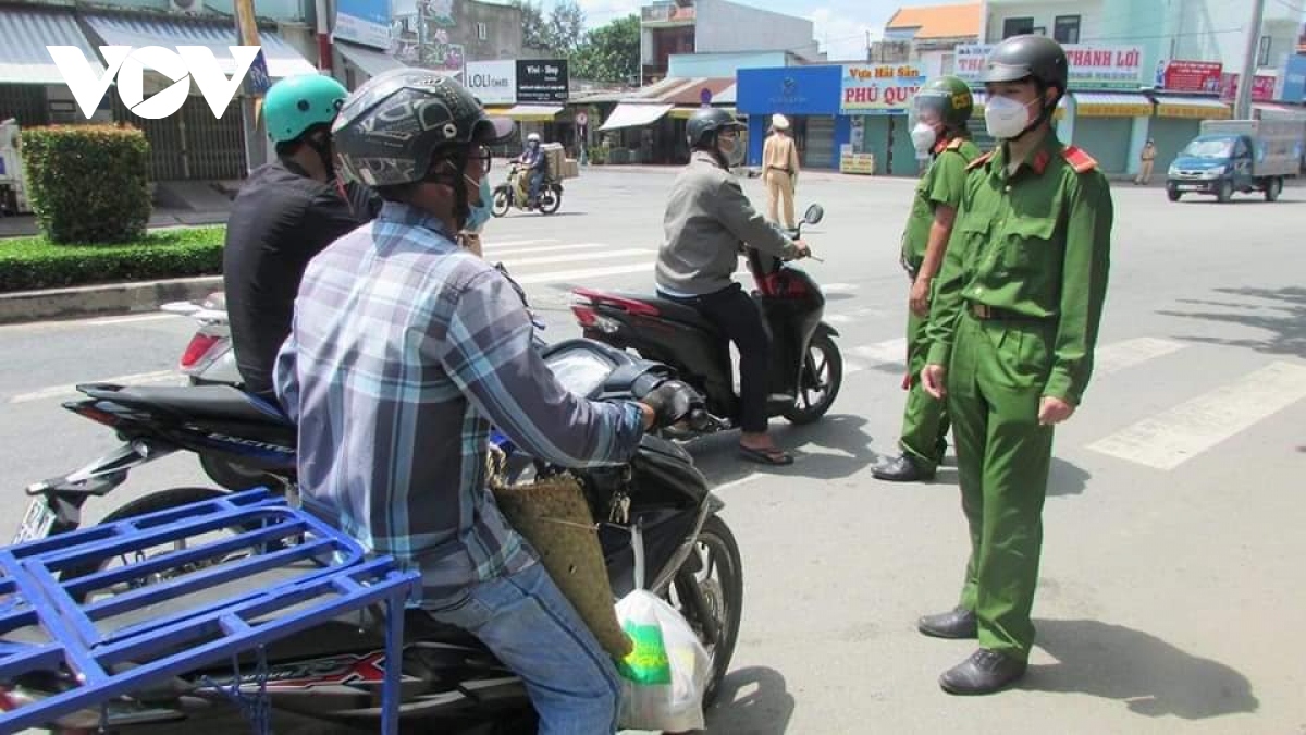 tu 22 8, nguoi dan tp.tan an long an khong duoc ra duong mua hang thiet yeu hinh anh 1