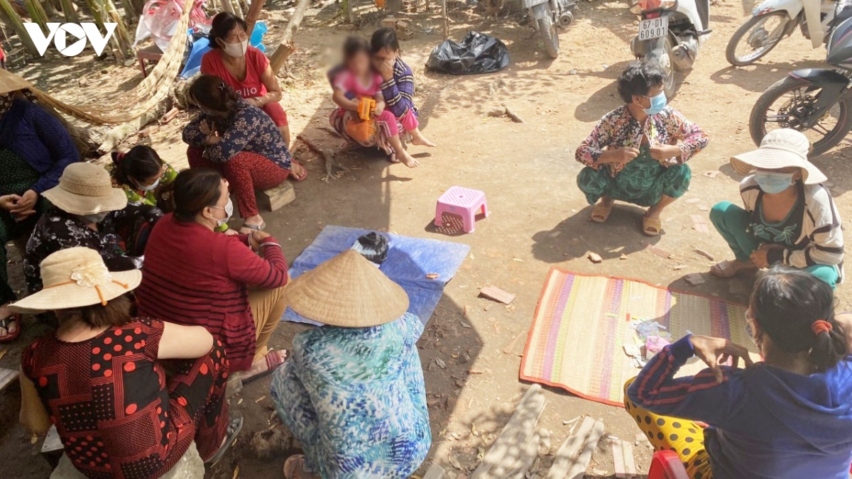 12 phu nu danh bai an tien trong cao diem phong chong dich hinh anh 1