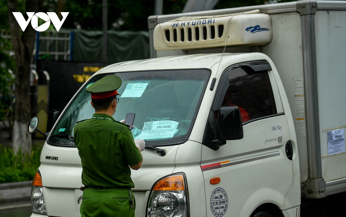 nhieu nguoi dan ha noi van phai quay dau xe vi giay di duong thieu xac nhan cua phuong hinh anh 11