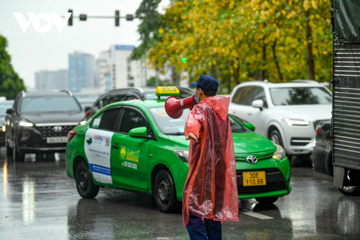 nhieu nguoi dan ha noi van phai quay dau xe vi giay di duong thieu xac nhan cua phuong hinh anh 13