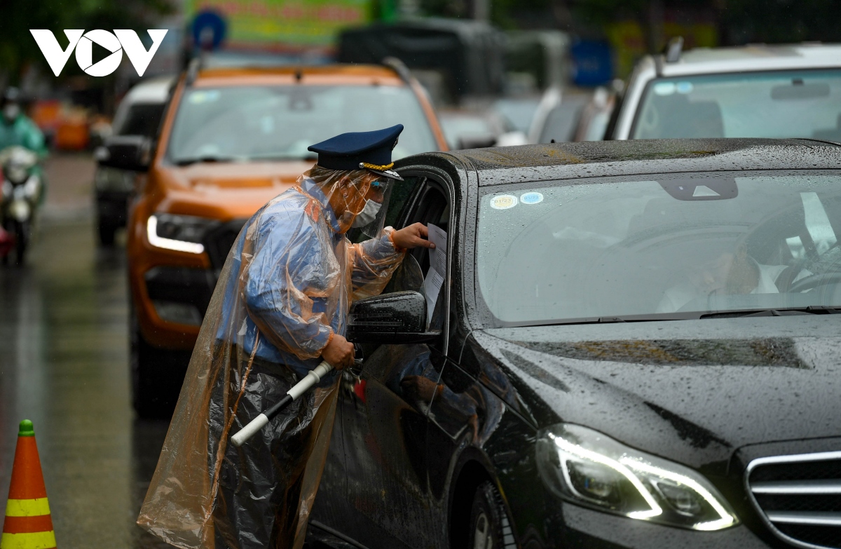 nhieu nguoi dan ha noi van phai quay dau xe vi giay di duong thieu xac nhan cua phuong hinh anh 15