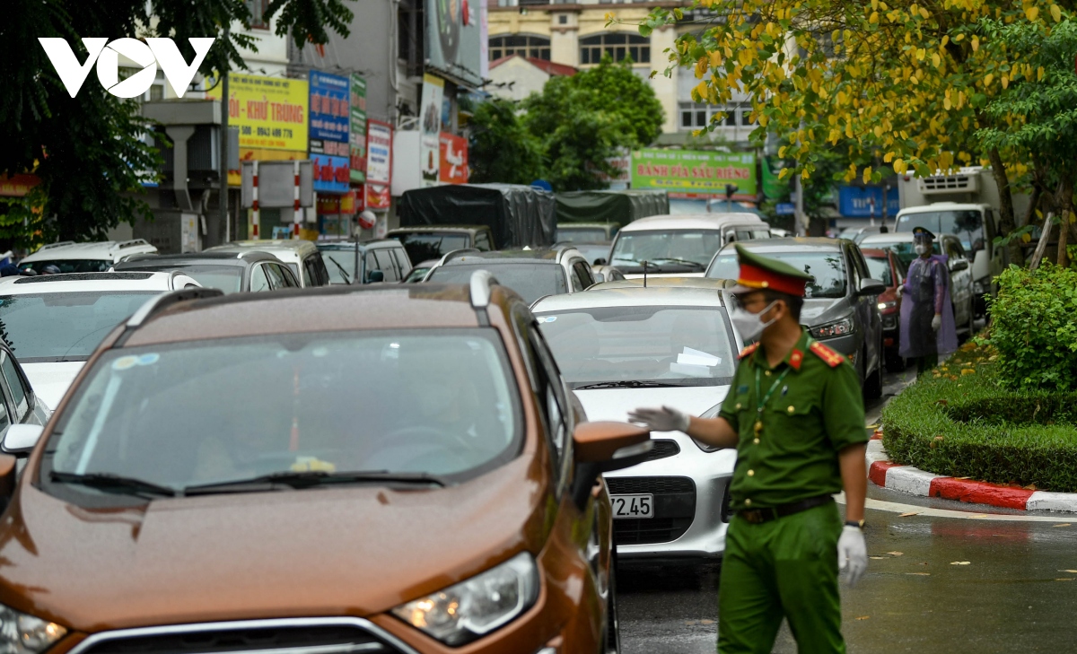 nhieu nguoi dan ha noi van phai quay dau xe vi giay di duong thieu xac nhan cua phuong hinh anh 12