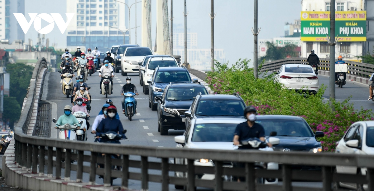 Duong pho ha noi dong duc sang thu hai dau tuan, khong dam bao gian cach hinh anh 8