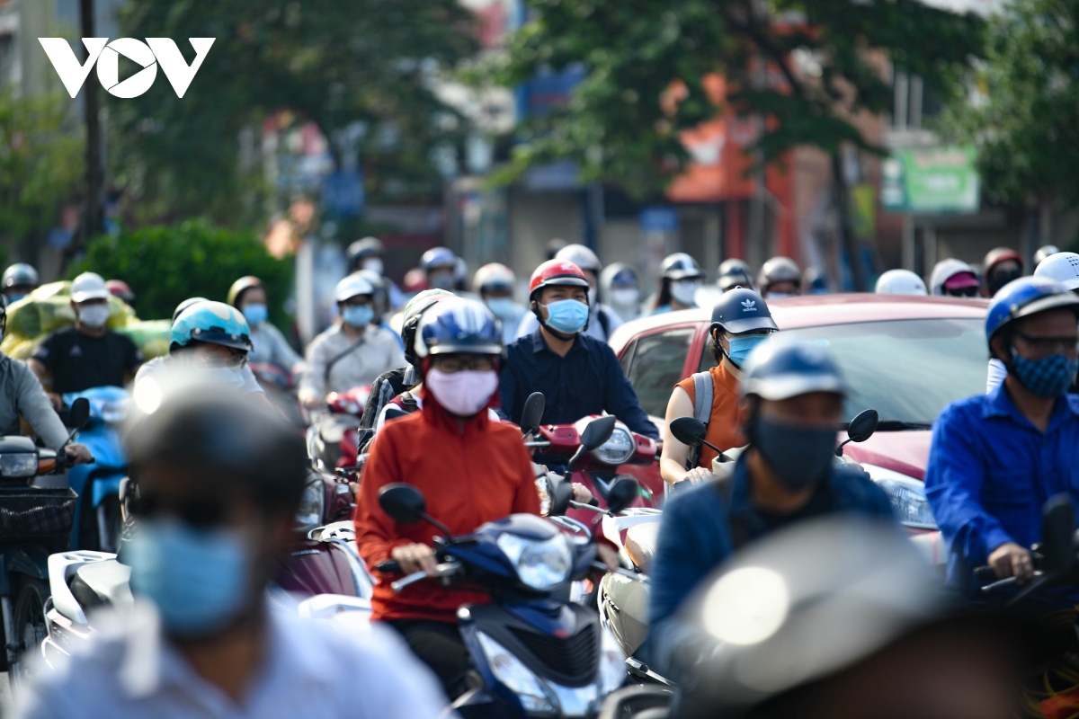 Duong pho ha noi dong duc sang thu hai dau tuan, khong dam bao gian cach hinh anh 10