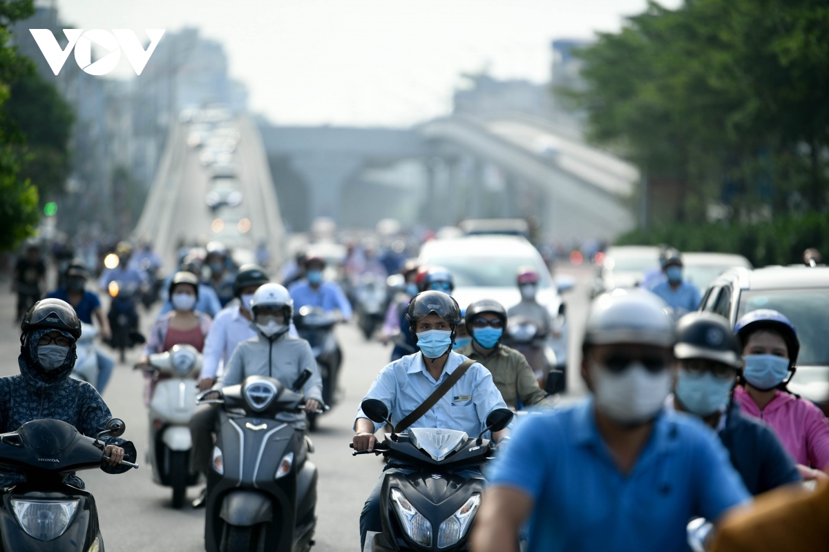 Duong pho ha noi dong duc sang thu hai dau tuan, khong dam bao gian cach hinh anh 2