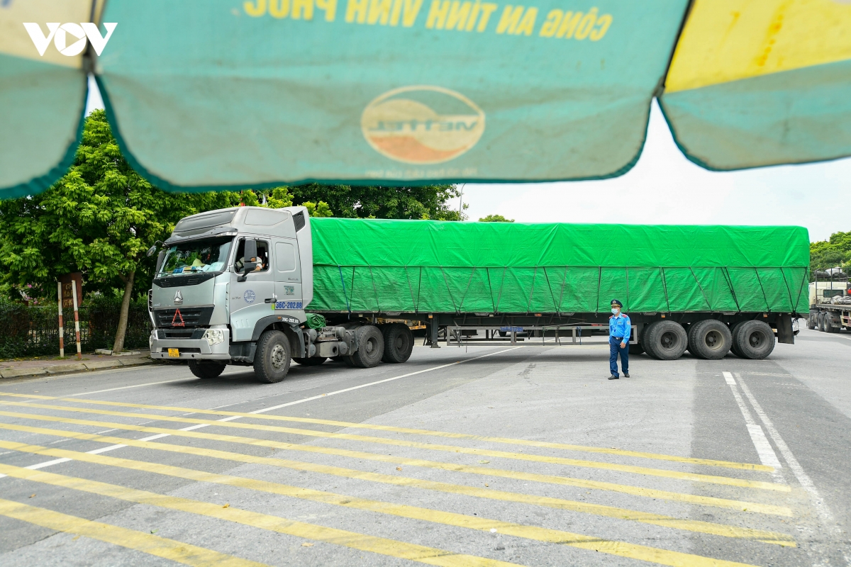 xe luong xanh chon chan hon 3 tieng cho qua chot kiem soat ha noi - vinh phuc hinh anh 14