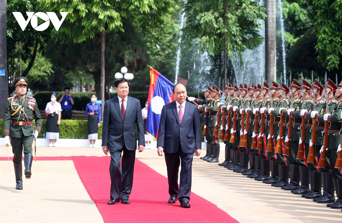 President Phuc begins official friendship visit to Laos