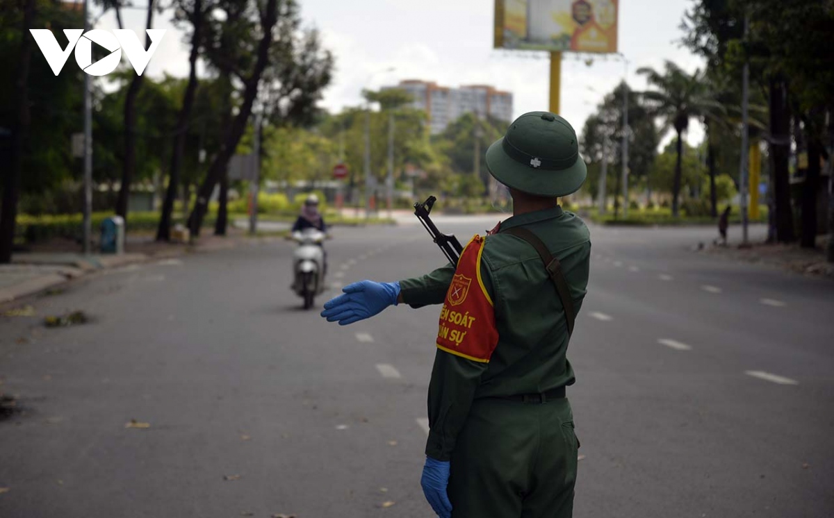 Ảnh: Đường phố TP.HCM vắng hoe trong ngày đầu thực hiện “Ai ở đâu, ở yên đó”