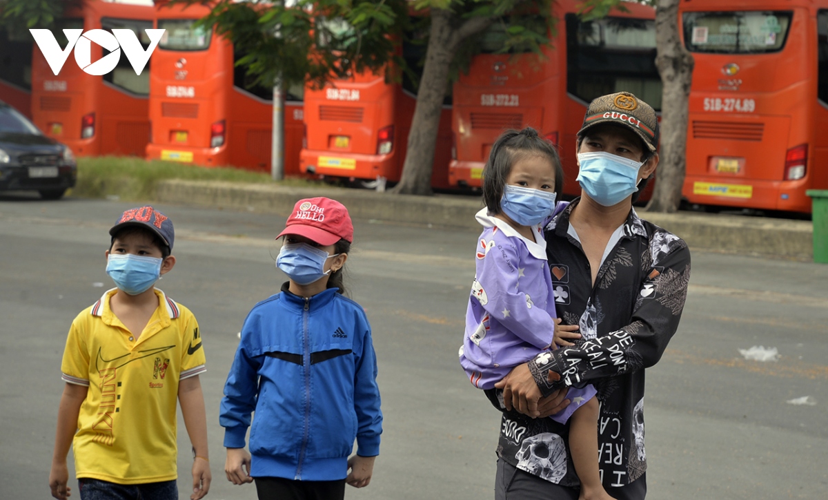 hinh anh hang nghin nguoi dan duoc ho tro roi tp.hcm ve que hinh anh 22