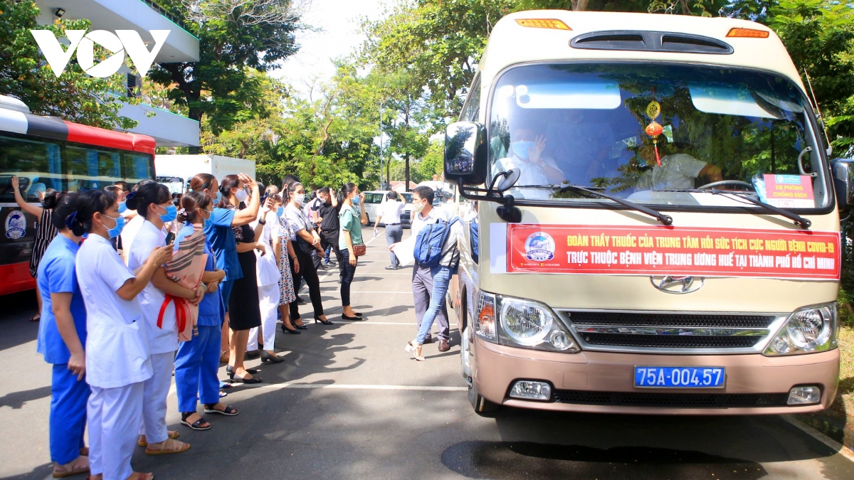 Thêm gần 100  y bác sỹ Bệnh viện Trung ương Huế xuất quân hỗ trợ TP.HCM