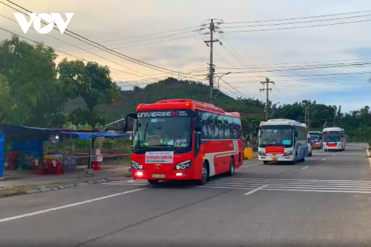 Nhiều Xe Khách Trá Hình “Chuyến Xe 0 Đồng” Đưa Người Từ Vùng Dịch Về Huế |  Vov.Vn