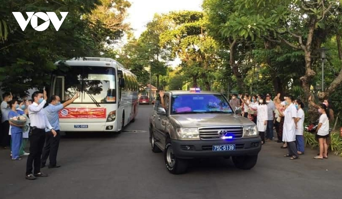 nhieu can bo y te tiep tuc len duong ho tro tp.hcm, tay ninh chong dich hinh anh 4