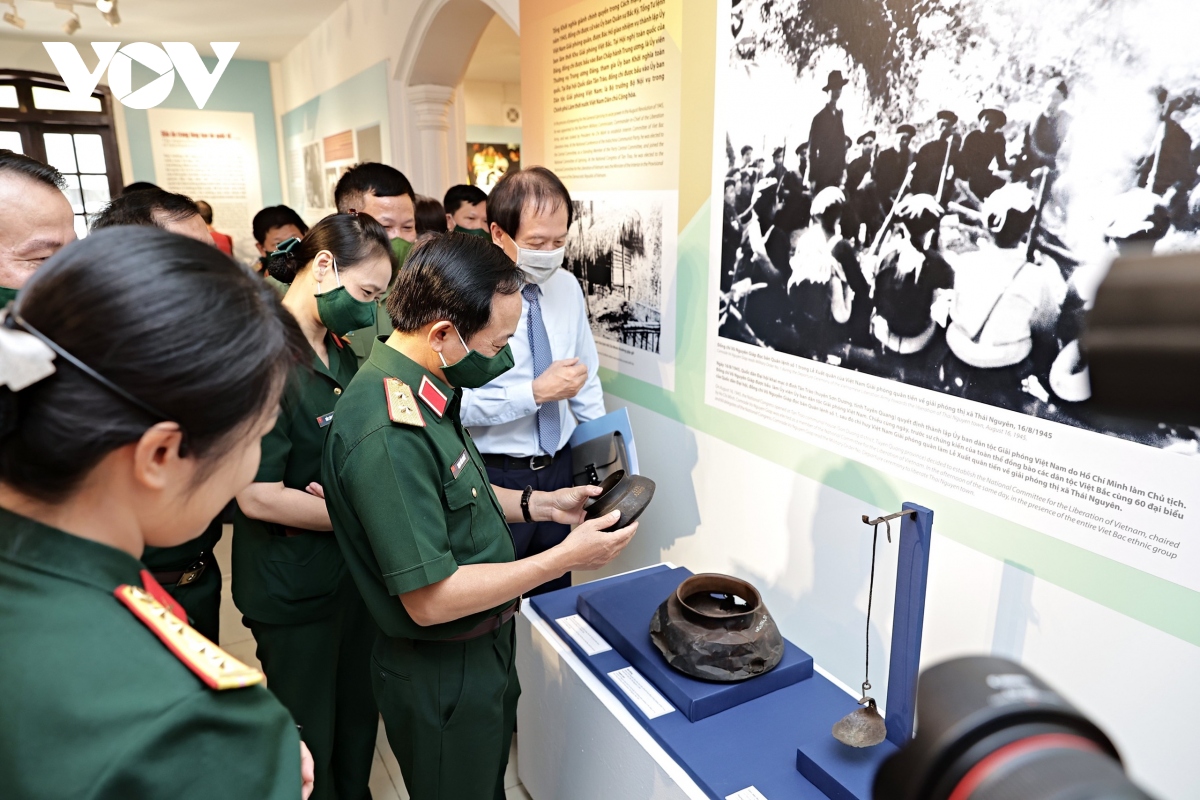 trung bay hon 200 hinh anh, hien vat quy ve cuoc doi, su nghiep Dai tuong vo nguyen giap hinh anh 9