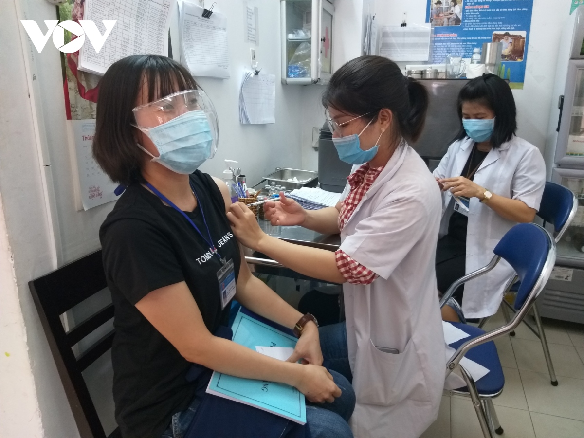 khanh hoa giai quyet viec tap trung dong nguoi tai cac diem tiem vaccine covid-19 hinh anh 3