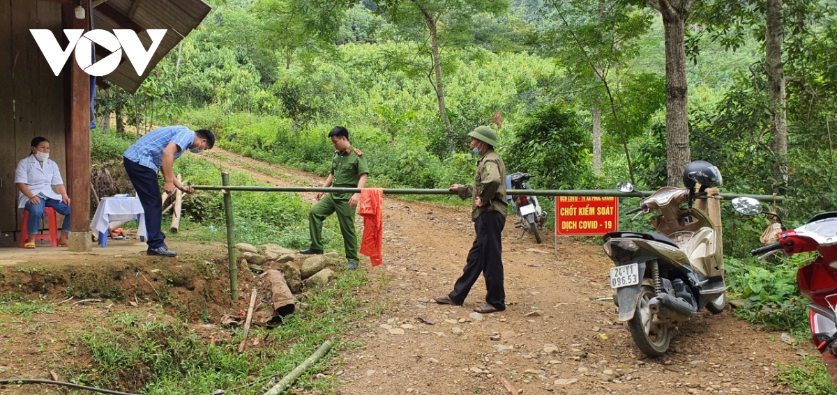 ​Lào Cai lập chốt chặn tại đường mòn trong rừng để kiểm soát công dân về địa phương