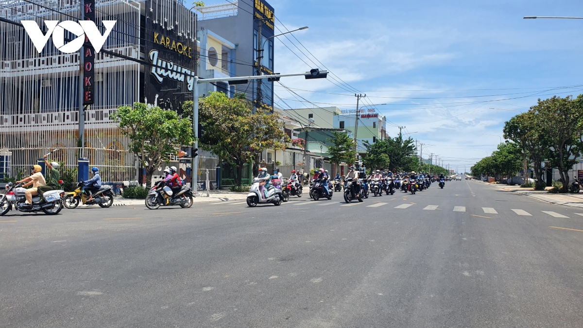 hang ngan nguoi tu Da nang ve quang nam bang phuong tien ca nhan hinh anh 1