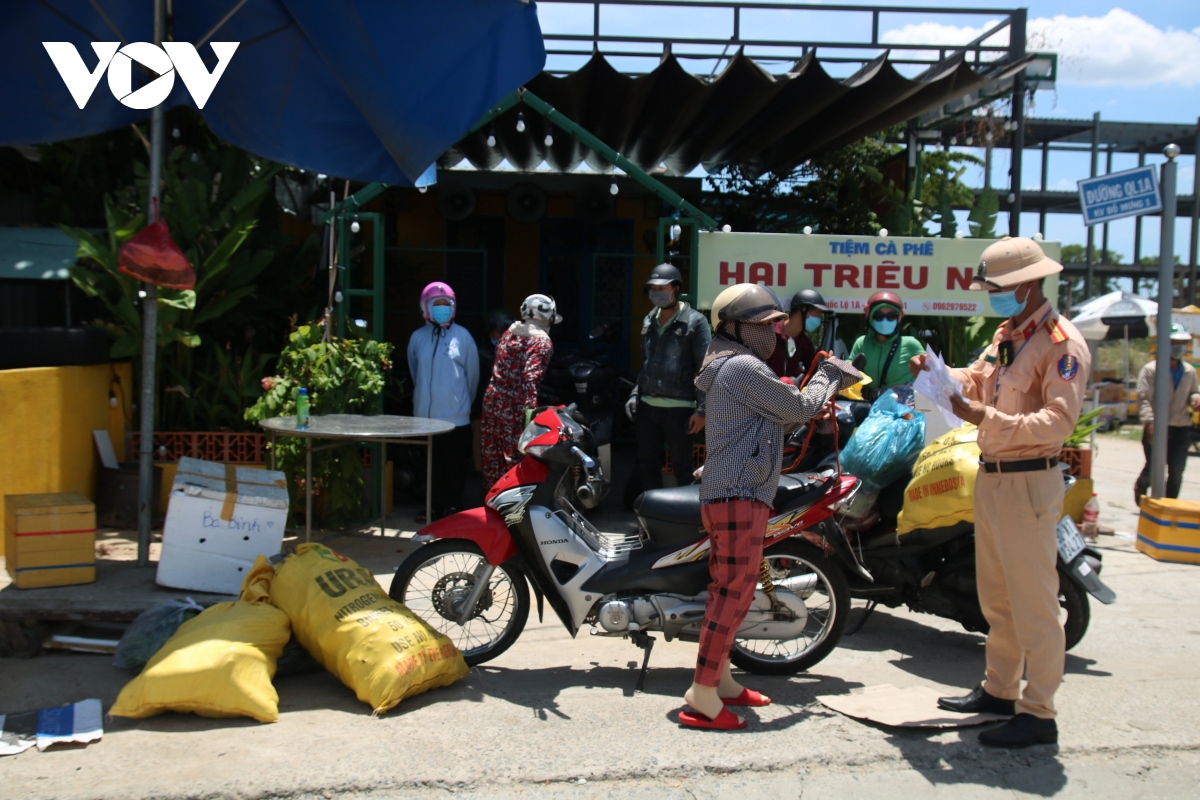 hang ngan nguoi tu Da nang ve quang nam bang phuong tien ca nhan hinh anh 4