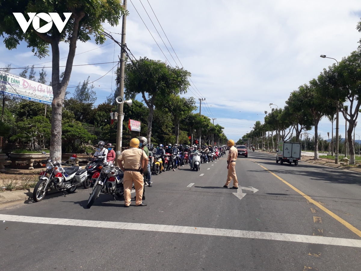 hang ngan nguoi tu Da nang ve quang nam bang phuong tien ca nhan hinh anh 3