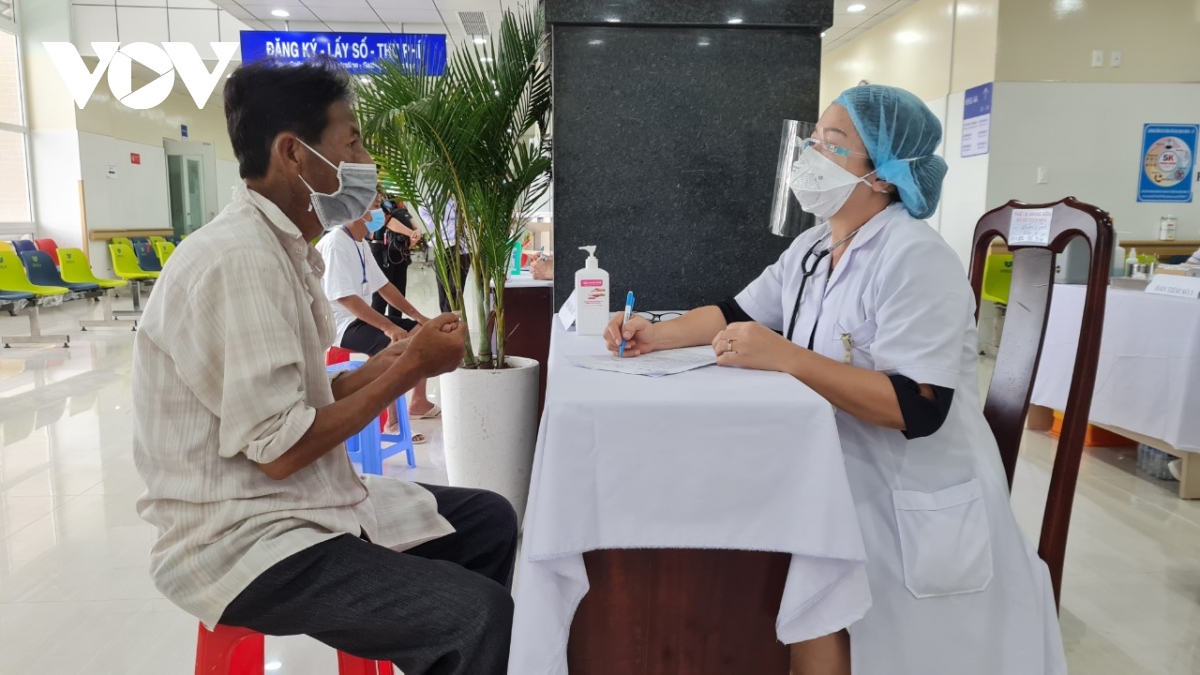 kien giang tiem vaccine cho hon 3.500 nguoi mac benh man tinh, nguoi gia, tan tat hinh anh 1