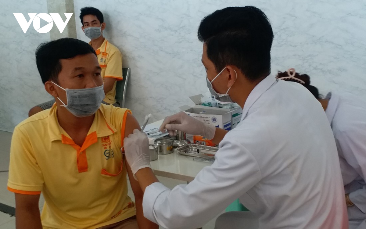 Day nhanh tien do tiem vaccine phong covid-19 cho nguoi lao dong soc trang hinh anh 1