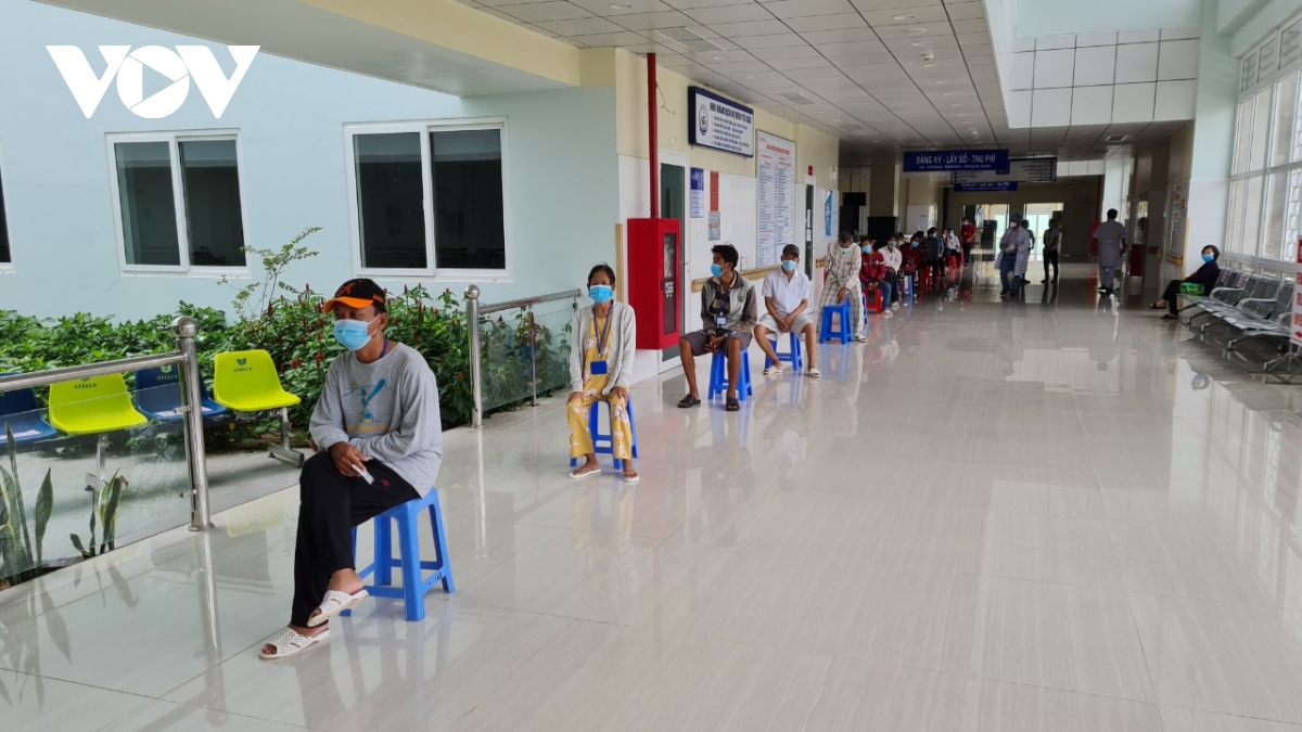 kien giang tiem vaccine cho hon 3.500 nguoi mac benh man tinh, nguoi gia, tan tat hinh anh 2