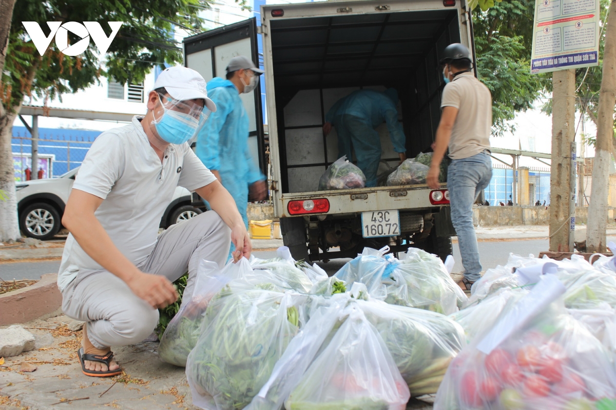 to truong dan pho o Da nang bi tai nan chan thuong so nao khi di nhan thuc pham giup dan hinh anh 1