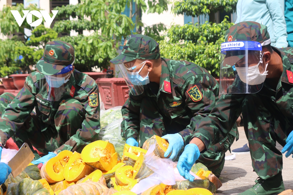 Anh cac chien si tre tat bat di cho , kham chua benh cho nguoi dan tp.hcm hinh anh 1