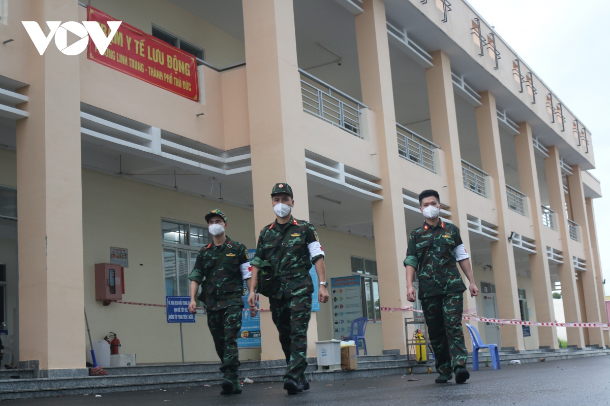 Anh cac chien si tre tat bat di cho , kham chua benh cho nguoi dan tp.hcm hinh anh 10