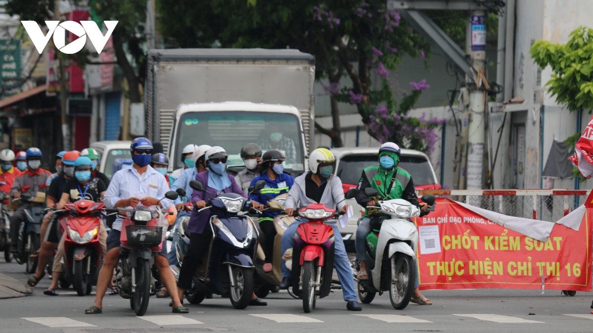 tp.hcm dang gian cach xa hoi nhung xe co qua lai dong duc hinh anh 5