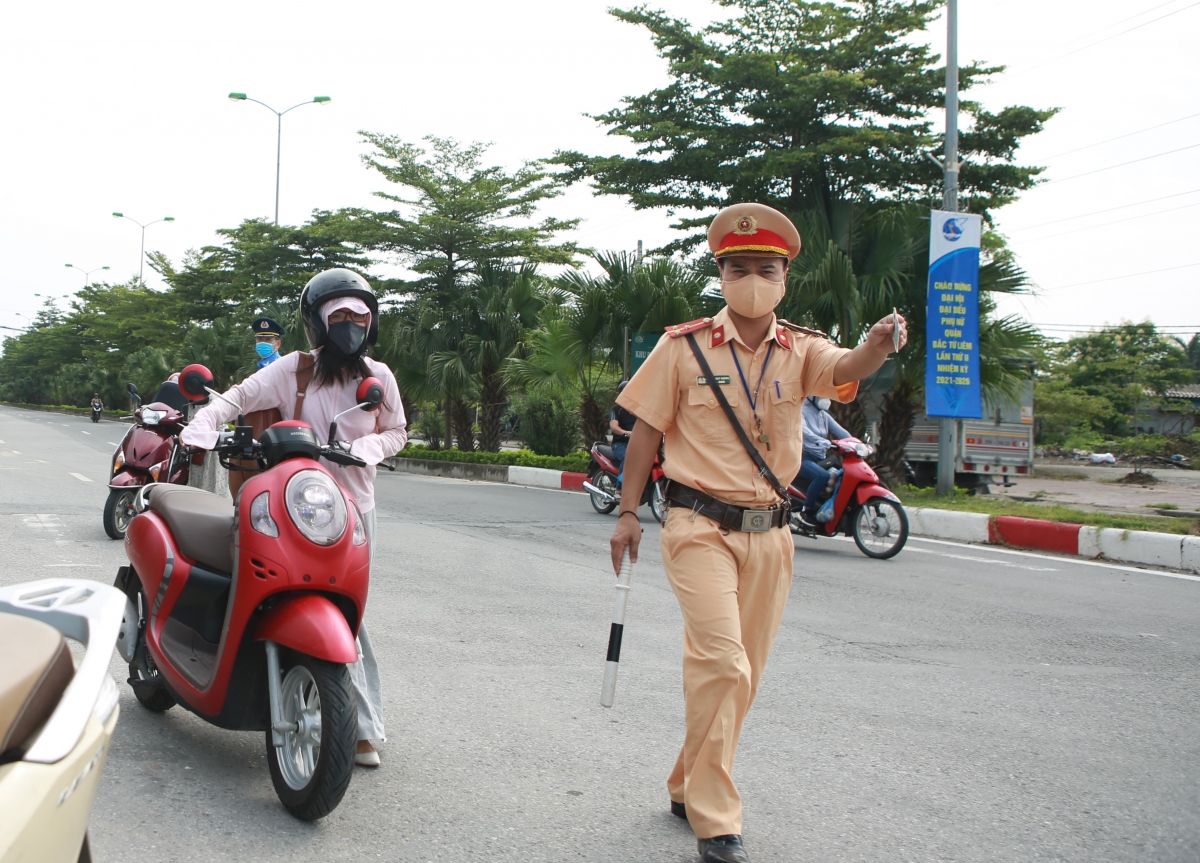 nhieu nguoi dan thu do phai quay ve khi xuat trinh giay di duong nhung khong hop le hinh anh 2