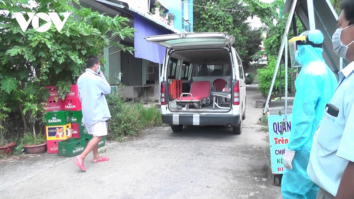 tu y roi khoi vung cach ly con lai xuong mang do cho vo hinh anh 1