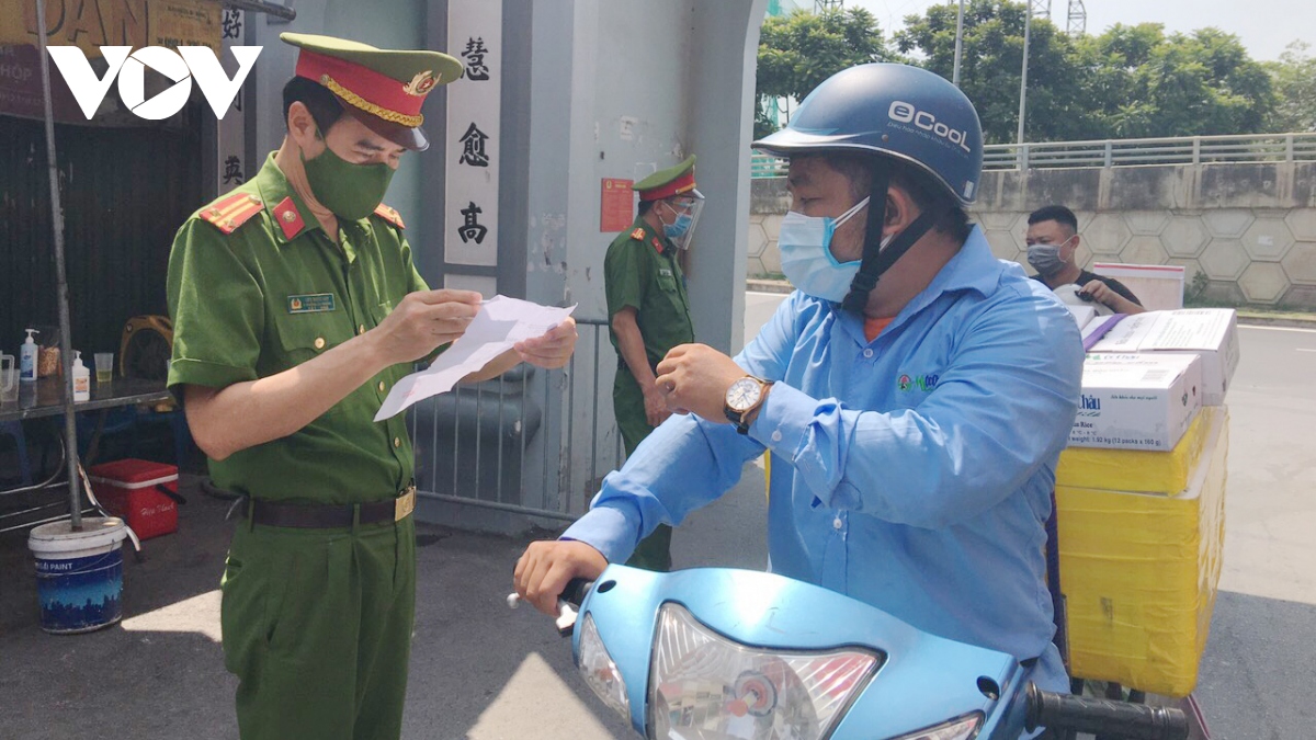 Các chốt kiểm soát tại phường, xã ở Hà Nội góp phần nâng cao ý thức người dân