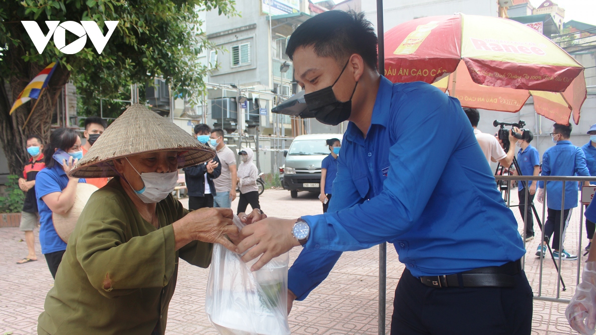 Người lao động, sinh viên nghèo mắc kẹt ở Hà Nội xúc động khi nhận những suất cơm 0 đồng