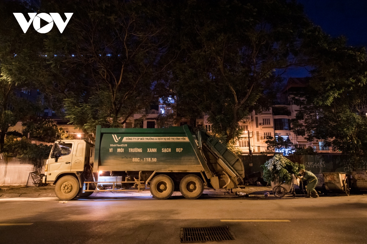 ha noi im lim, nhieu tuyen pho vang lang khong bong nguoi sau 20h hinh anh 16