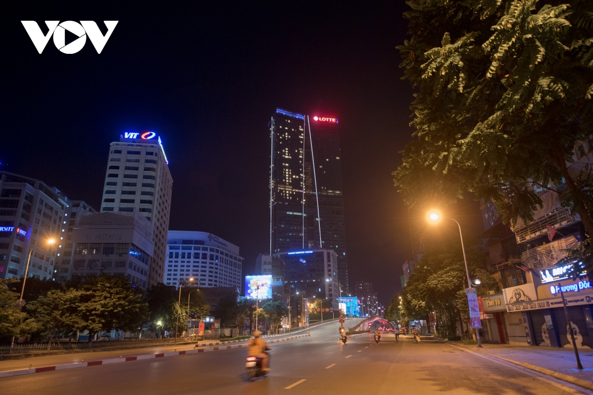 ha noi im lim, nhieu tuyen pho vang lang khong bong nguoi sau 20h hinh anh 20